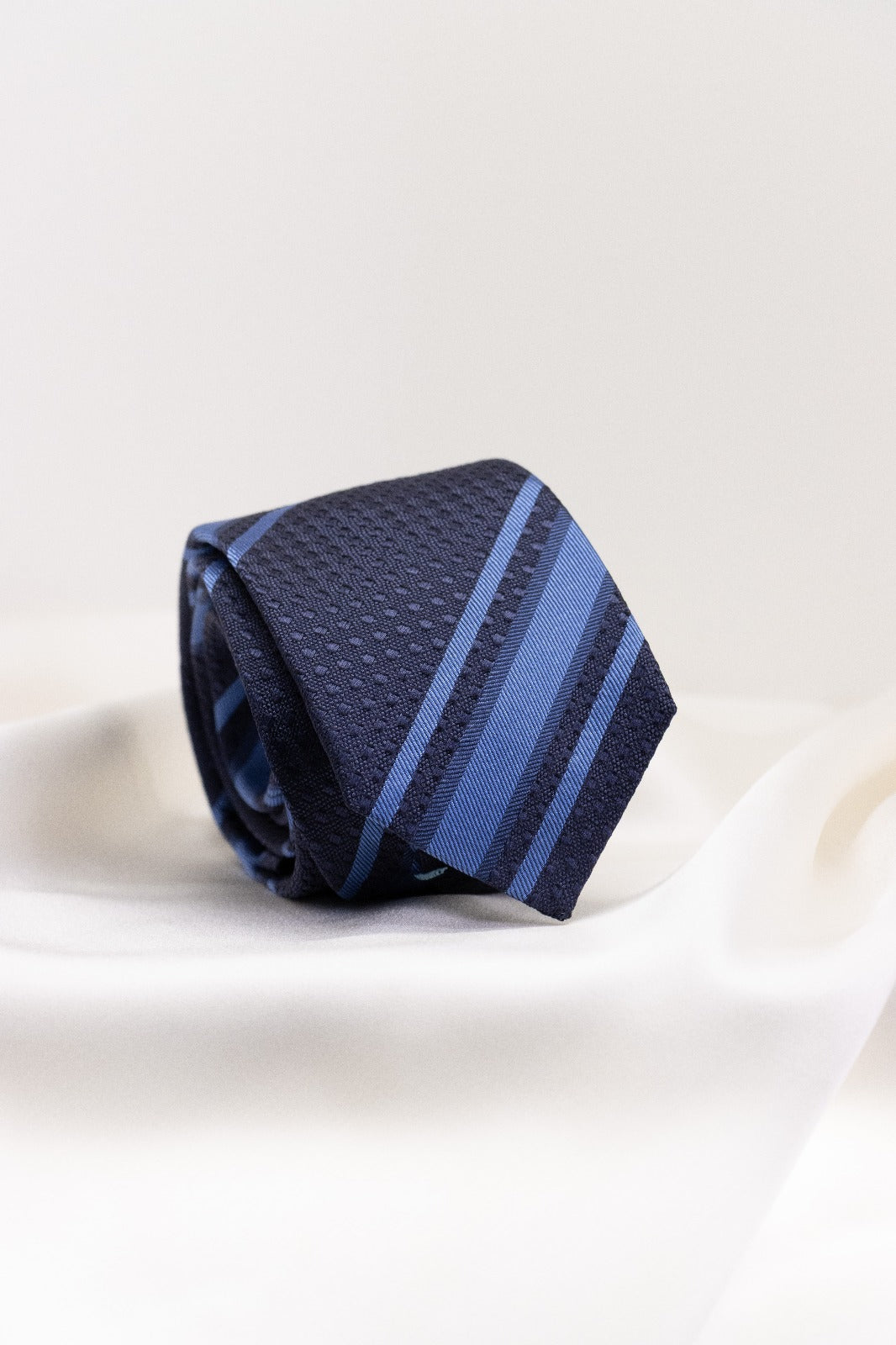 Cravatta Incappucciata in Pura Seta Blu