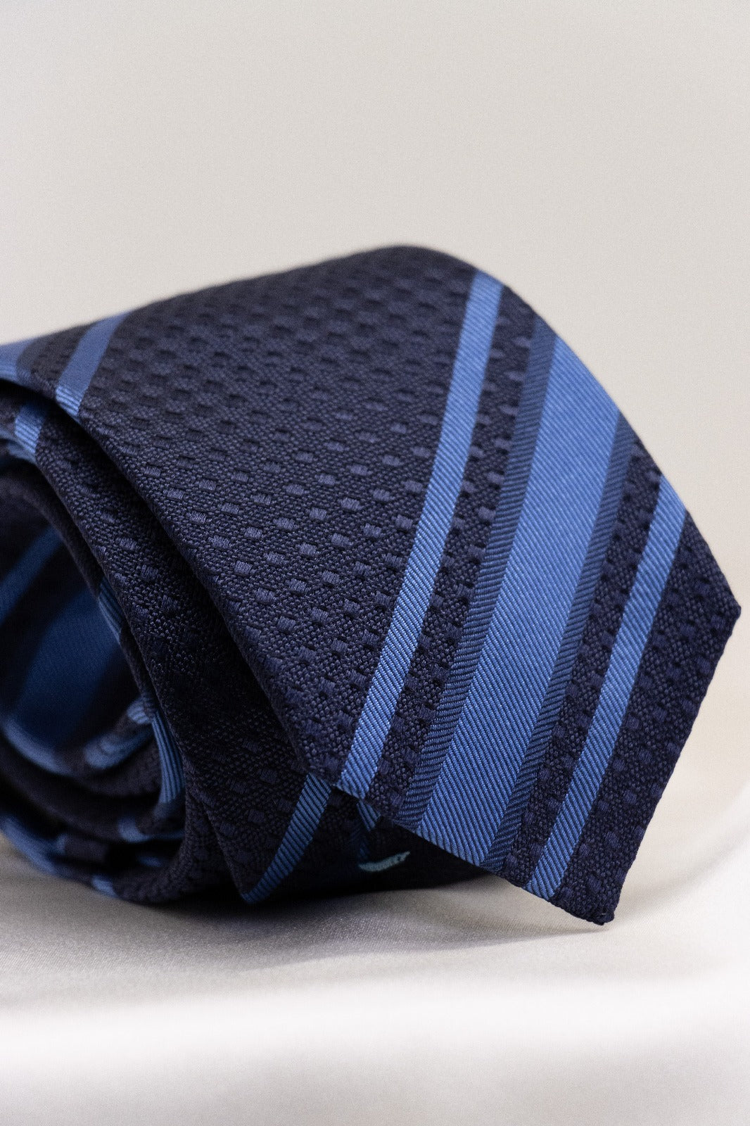 Cravatta Incappucciata in Pura Seta Blu