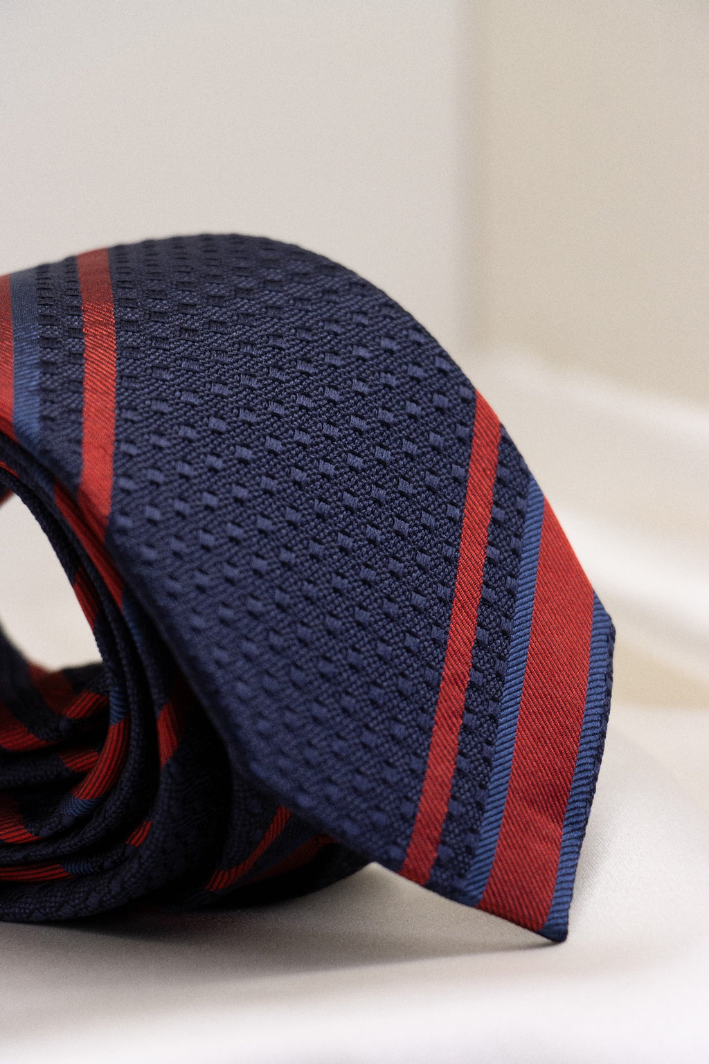 Cravatta Incappucciata in Pura Seta Blu e Rossa