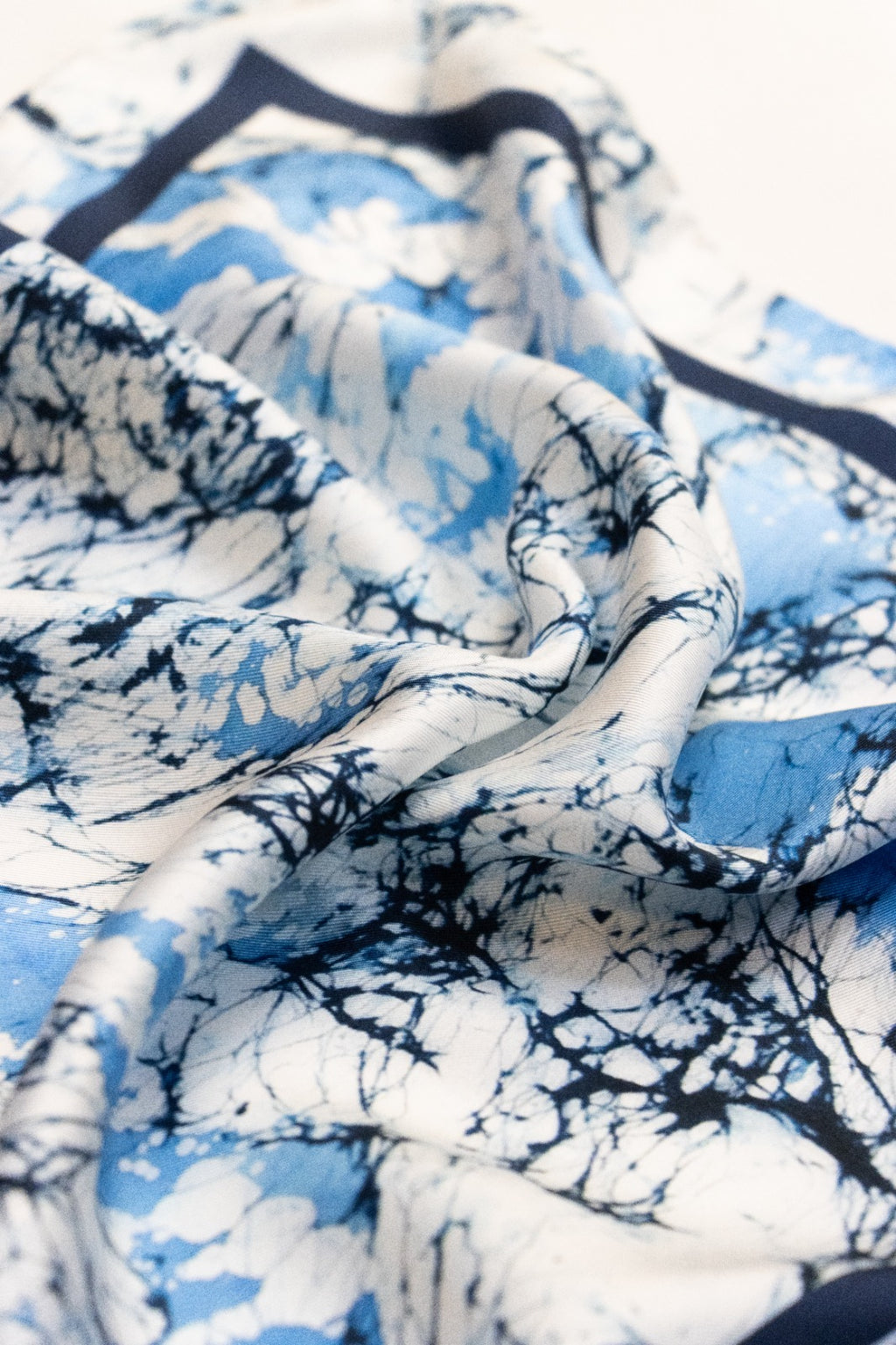 Fularino da collo in Twill di Pura Seta blu e bianco