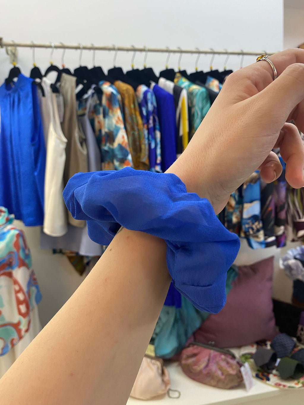 Scrunchies Georgette Pura Seta Azzurro Scuro