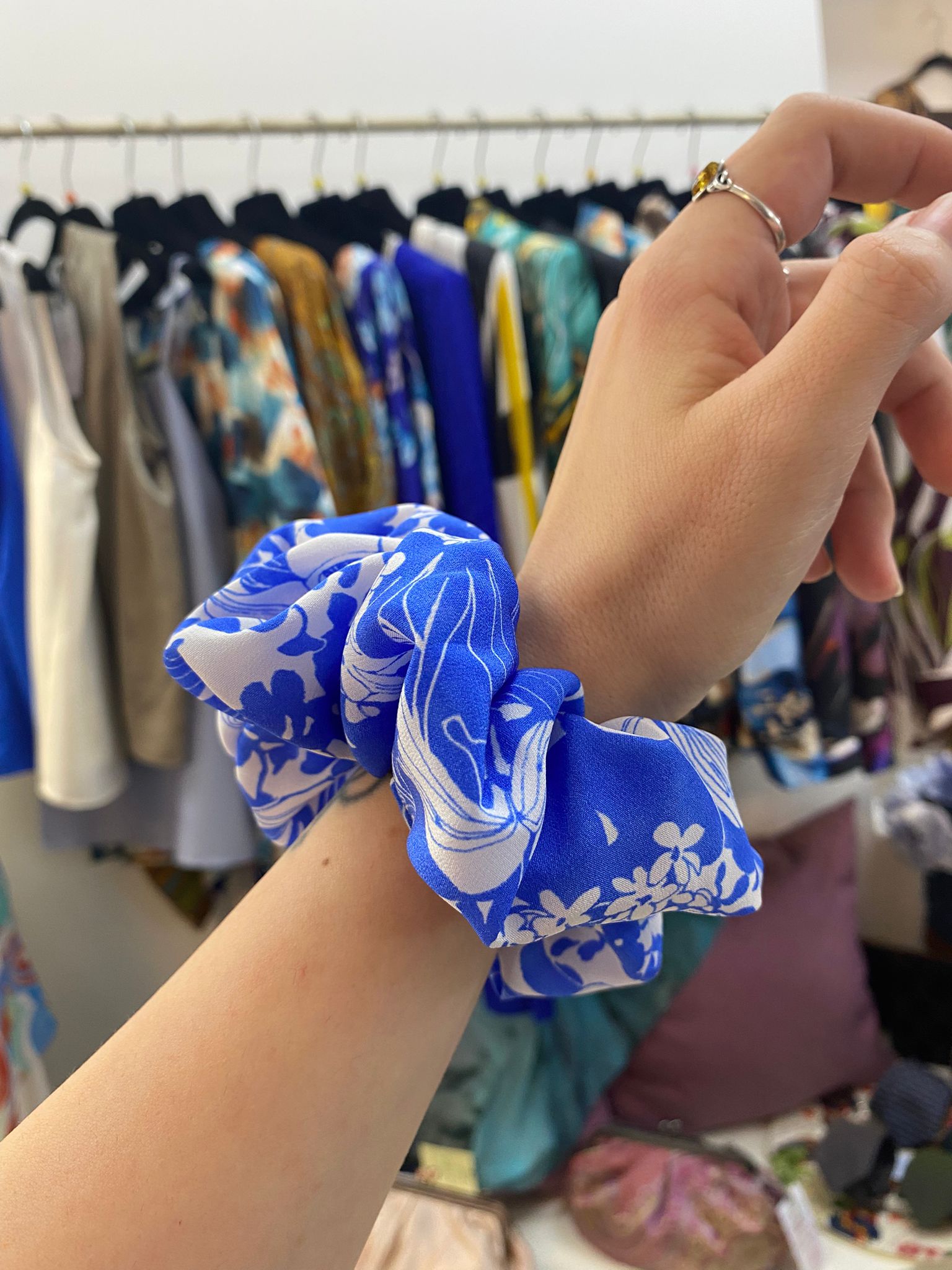Scrunchies Pura Seta Fiori Bianco e Azzurro