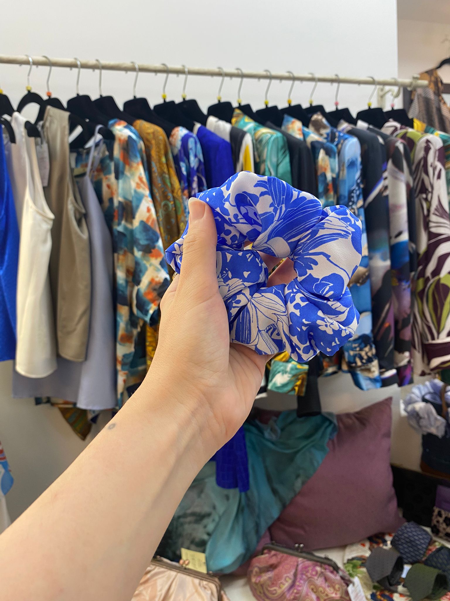 Scrunchies Pura Seta Fiori Bianco e Azzurro