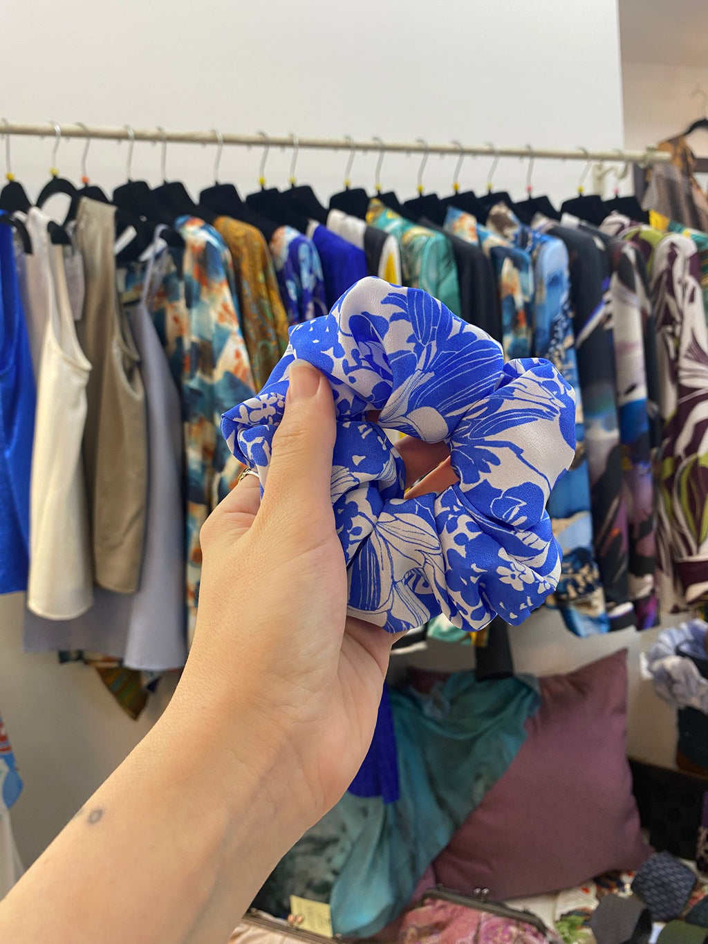 Scrunchies Pura Seta Fiori Bianco e Azzurro