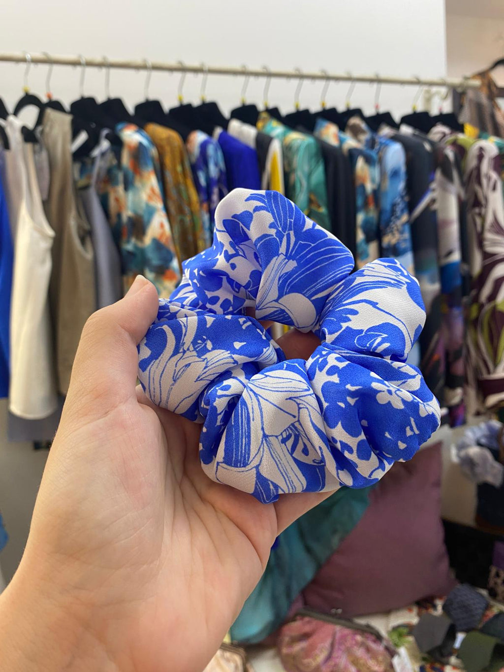 Scrunchies Pura Seta Fiori Bianco e Azzurro